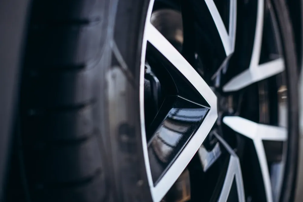 roue-de-voiture-avec-de-nouveaux-pneus-close-up (1)